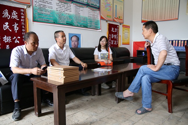 与驻村干部亲切交流小.jpg