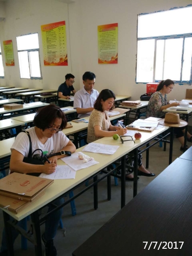 整理学习“建档立卡”贫困户资料.jpg