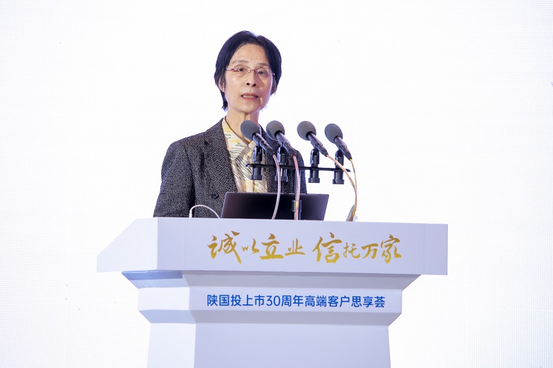 121705045197473522.jpg 6.第十三届全国人大常委、国务院原副秘书长、中国工业经济学会会长江小涓发表主旨演讲.jpg